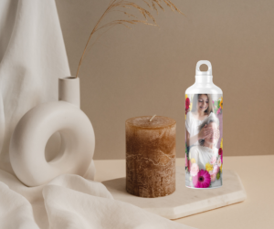 Produits à la une ! Des idées cadeaux personnalisés pour la fête des grands mères. Offrez à votre grand mère le plus beau des souvenir ! Gourde en aluminium, design personnalisé.